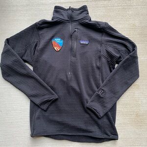 Patagonia Mens R1  Fleece Pullover Jacket Size Medium Black Red Rocks Patch